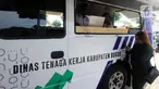 Seorang calon pencari kerja dengan menggunakan gadget mengurus pembuatan Kartu Pencari Kerja (AK-1) pada mobil pelayanan Bogor Career Center di Kantor Kecamatan Ciseeeng, Bogor, Senin (28/11/2022). Kegiatan yang dilakukan pemkab Bogor melalui Disnaker ini untuk mempermudah masyarakat dalam mengurus Pembuatan Kartu Pencari Kerja (AK-1) atau biasa disebut dengan kartu kuning di wilayah pesolok Kabupaten Bogor. (merdeka.com/Arie Basuki)
