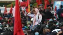 Pedagang asongan berjualan di tengah-tengah aksi unjuk rasa di kawasan Patung Kuda, Jakarta, Selasa (10/11/2020). Sejumlah pedagang mencoba peruntungan saat massa gabungan dari berbagai organisasi buruh dan mahasiswa berunjuk rasa menolak Omnibus Law UU Cipta Kerja. (Liputan6.com/Helmi Fithriansyah)