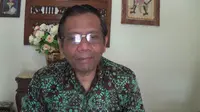 Mantan Ketua Mahkamah Konstitusi (MK) Mahfud MD mengomentari putusan MK yang mengabulkan perempuan boleh jadi Gubernur Daerah Istimewa Yogyakarta. (Liputan6.com/Switzy Sabandar) 