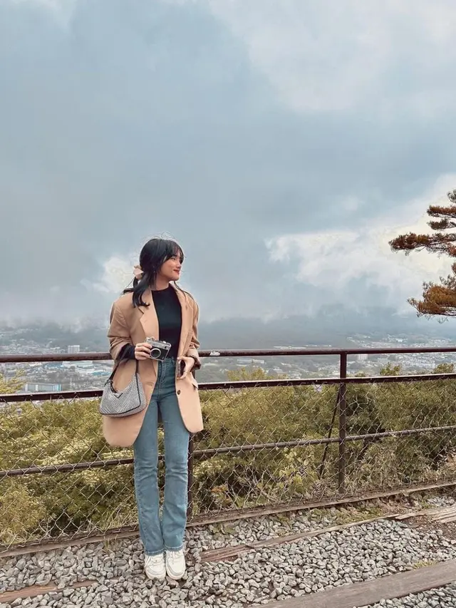 7 Potret Fuji Liburan ke Jepang, Pergi ke Disneyland Menjadi Impian Masa Kecilnya