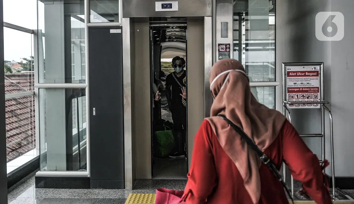 Penumpang kereta Commuter Line menggunakan lift sebagai akses baru di Stasiun Jatinegara, Jakarta, Rabu (16/12/2020). Stasiun Jatinegara kini memiliki wajah baru usai direvitalisasi sejak 2016 lalu dengan perpaduan antara gaya modern dan klasik Eropa. (merdeka.com/Iqbal S. Nugroho)