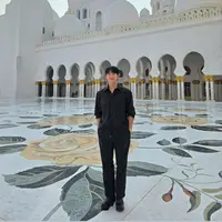 [Dalam kunjungannya ke Masjid Agung Syeikh Zayed di Abu Dhabi, aktor yang dikenal lembut dan karismatik ini tampil begitu menawan dengan gaya serba hitam yang clean, elegan, dan effortlessly refined. [@hollyhaein].