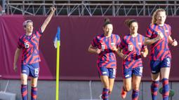 Kedua tim saling serang pada awal babak pertama. Megan Rapinoe (kiri) menjadi keran gol Amerika Serikat pada menit kedelapan. Tendangan sudut yang ia lesatkan, salah diantisipasi oleh kiper Australia, Teagan Micah, sehingga terjadi gol. (Foto: AP/Fernando Vergara)