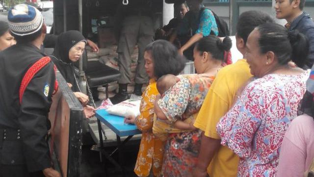 Jurus Jitu Wali Kota Risma Stabilkan Harga Beras di Surabaya