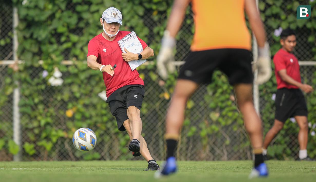 Keputusan Shin Tae-young untuk memanggil keempat penyerang Timnas Indonesia yang dibawa menuju kualifikasi Piala Asia 2023 cukup mengejutkan. Pasalnya, keempat pemain tersebut tercatat masih tampil loyo di klubnya saat BRI Liga 1 musim 2021/2022. (Bola.com/Bagaskara Lazuardi)