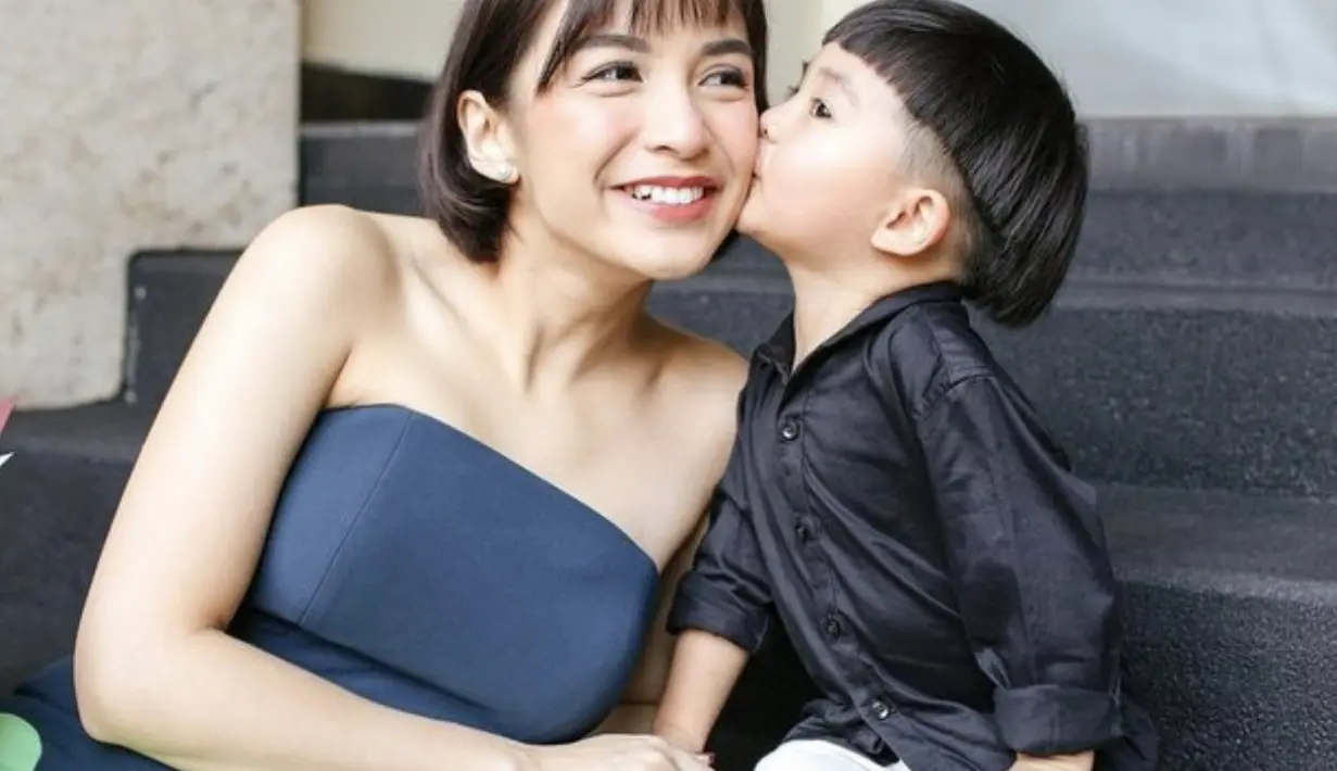 Secara perlahan, gigi kelinci Chelsea hilang dan gingsulnya pun mulai memudar dan kini struktur giginya jadi rata.  [Foto: Instagram/ Chelsea Olivia]