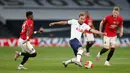 Bomber Tottenham Hotspur, Harry Kane mengontrol bola dibayangi pemain Manchester United dalam laga Liga Inggris di Stadion Tottenham, London, Jumat (19/6/2020). Manchester United berhasil mencuri poin di markas Hotspur dengan skor imbang 1-1.  (AP/Glyn Kirk, Pool)