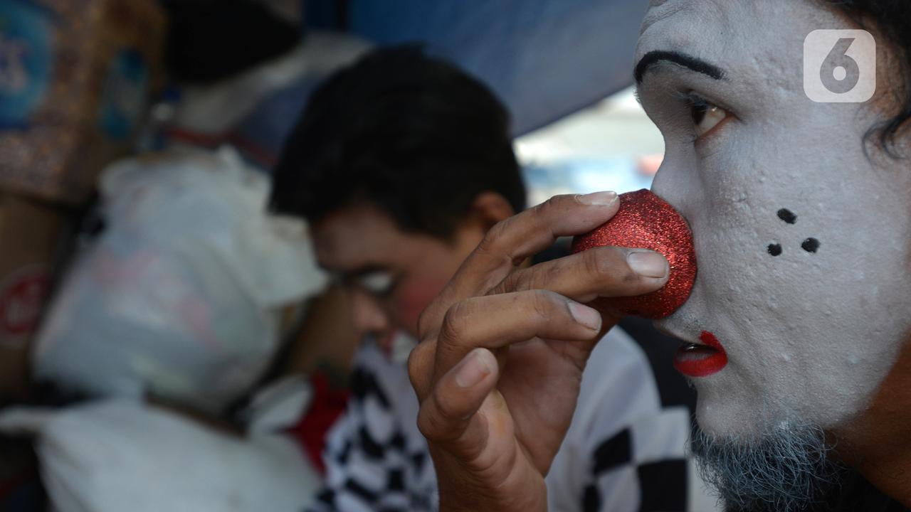 FOTO: Aksi Para Badut Hibur Anak-Anak Korban Kebakaran