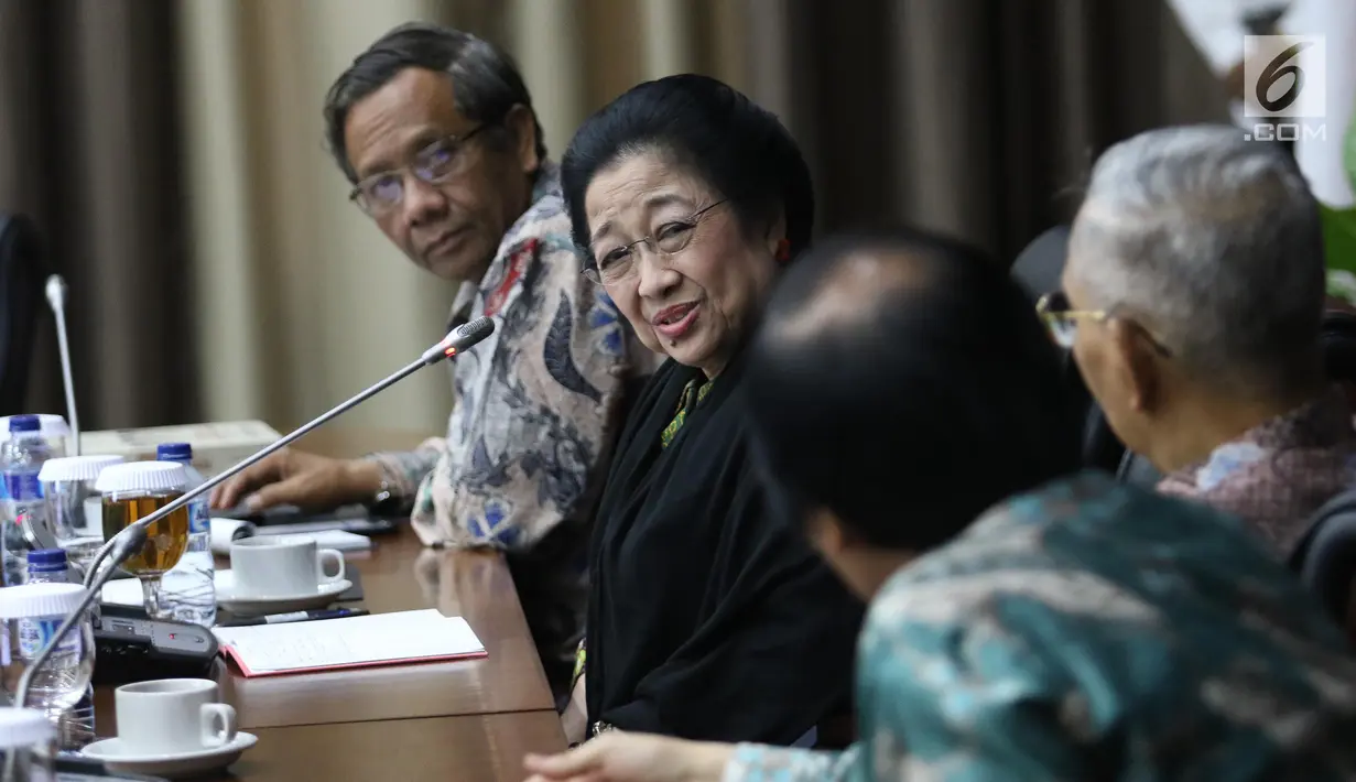 Ketua Dewan Pengarah Badan Pembina Ideologi Pancasila Megawati Soekarnoputri (kedua kiri) saat menggelar diskusi dengan para pemimpin redaksi media cetak, dan elektronik di Jakarta, Rabu (24/1). (Liputan6.com/Angga Yuniar)
