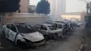 Sejumlah mobil terbakar saat kebakaran melanda kawasan Haifa, Israel, Kamis (24/11). Api awalnya membakar semak-semak kemudian meluas hingga ke pemukiman. (REUTERS / Baz Ratner)