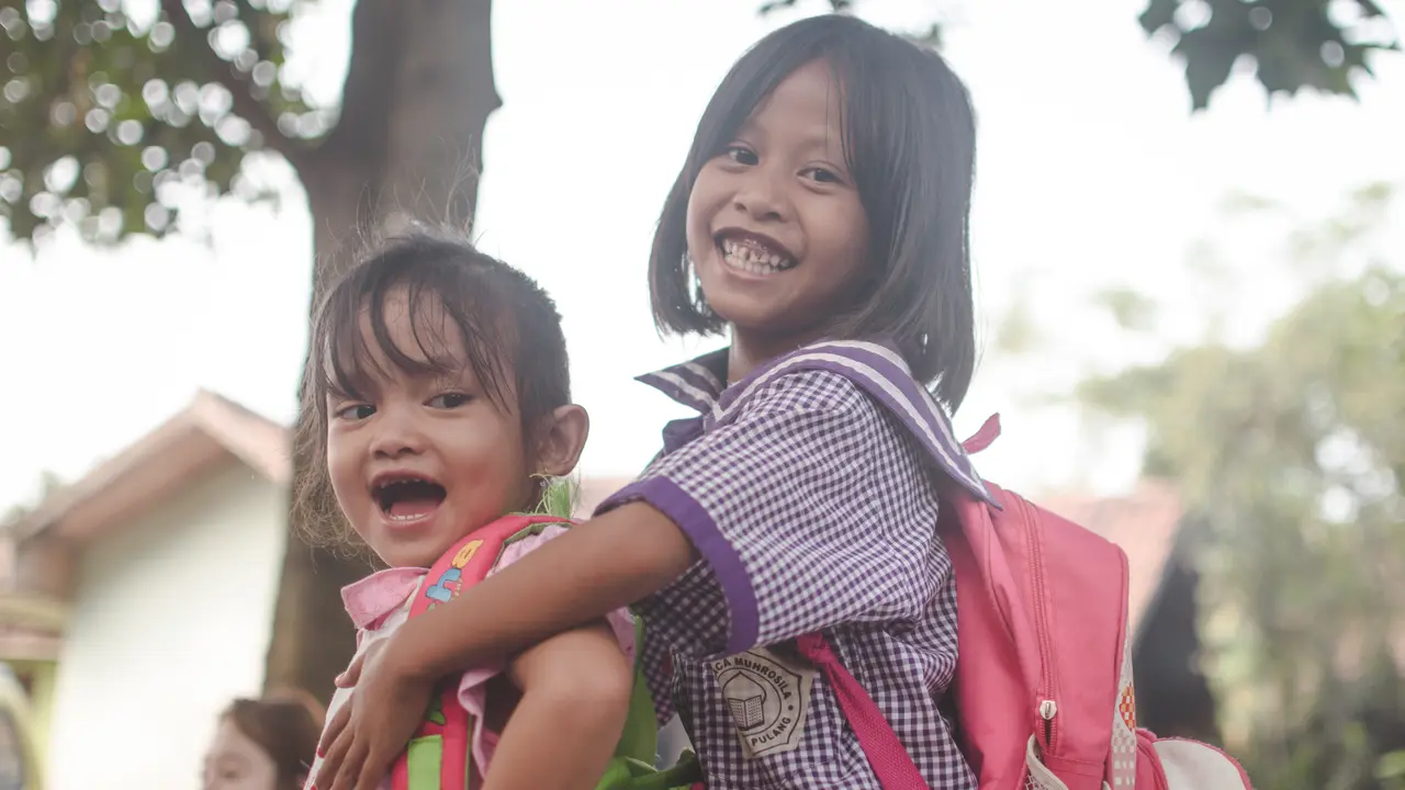 [Fimela] Social Designee, Menikmati Indahnya Hidup dengan Mengajar Anak-anak di Perkampungan