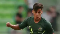 Gelandang Australia, Daniel Arzani menggiring bola dalam laga persahabatan melawan Hongaria di Budapest, Sabtu (9/6). Arzani menjadi pemain termuda yang tampil dalam Piala Dunia 2018 dengan usia 19 tahun 161. (Ferenc Tisza/AFP)