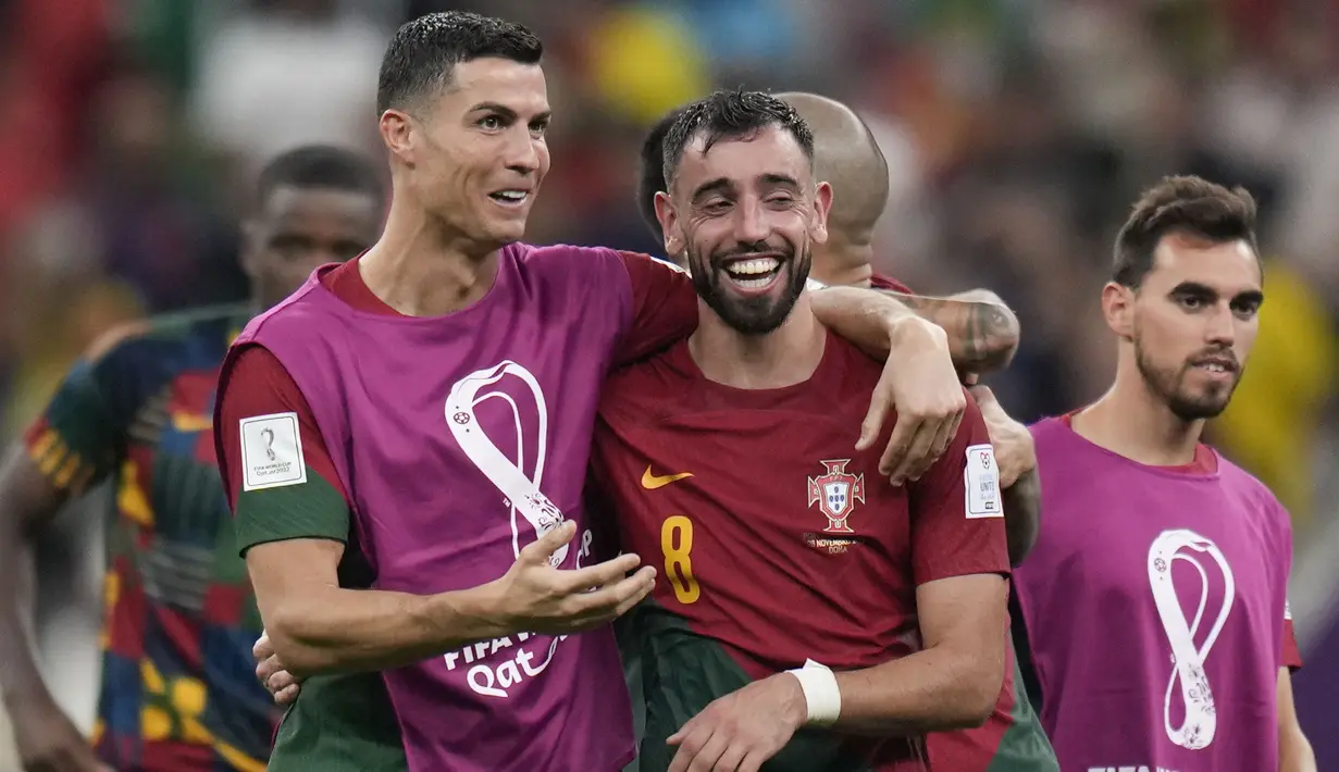 Portugal pada akhirnya memang layak menang dan lolos ke babak 16 besar Piala Dunia 2022. Dari dua kemenangan beruntun Portugal Cristiano Ronaldo sudah mencetak satu gol. Sedangkan Bruno Fernandes menjadi top skor sementara di timnas Portugal dengan torehan dua gol dan dua assist. (AP Photo/Aijaz Rahi)