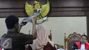 Ahli Hukum Pidana dan Kriminolog UI, Eva Achjani Zulfa disumpah jelang memberi kesaksian dalam sidang ke-22, kasus kematian Mirna Wayan Salihin di Pengadilan Negeri Jakarta Pusat, Jakarta, Senin (19/9). (Liputan6.com/Helmi Afandi)