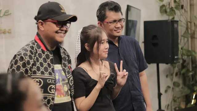 Mazaiya bersama produser Bimo Maxim dan Menhefari saat memperkenalkan single "Teman Baik" di Cinere, Depok, 27 Desember 2022. (Foto: Dok. Tim Mazaiya)
