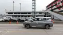 Petugas mengendarai mobil Mitsubishi Xpander menuju kapal untuk diekspor melalui IPC Car Terminal, PT IKT, Cilincing, Jakarta, Rabu (25/4). Pengiriman akan dimulai untuk, sebelum Thailand, Vietnam dan pasar ekspor lainnya. (Liputan6.com/Angga Yuniar)