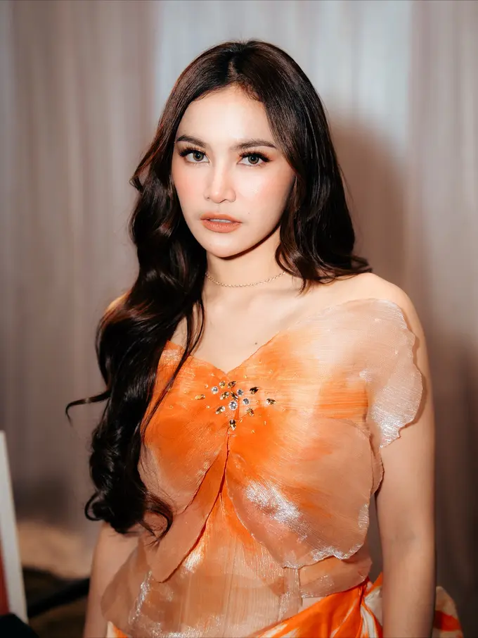 Pesona Cantik Maksimal Mahalini Raharja Jelang Comeback dengan Dress Floral Ombre