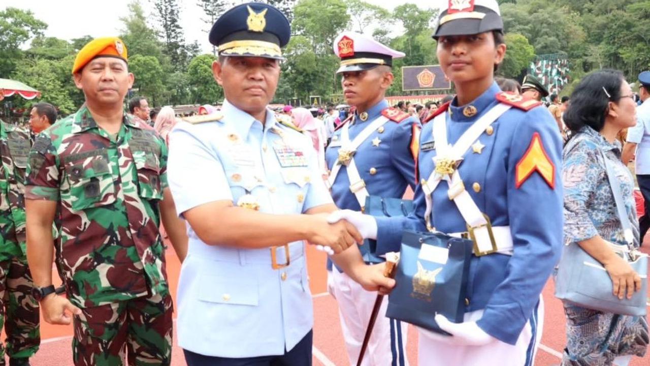 Sementara itu, Prajurit Taruna Niluh Ayu Putu Sri Kusuma Dewi berhasil meraih lulusan terbaik I Taruni Matra Udara dan juga terbaik I Taruni untuk umum.<br>