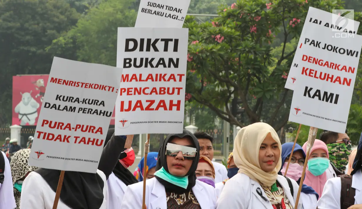 Sejumlah dokter muda berunjuk rasa di depan Istana Negara, Jakarta, Kamis (19/7). Mereka mengadukan isu terkait pungli Fakultas Kedokteran dan Kemenristek Dikti yang dinilai menghambat pengabdian Dokter Muda ke Masyarakat. (Liputan6.com/Johan Tallo)