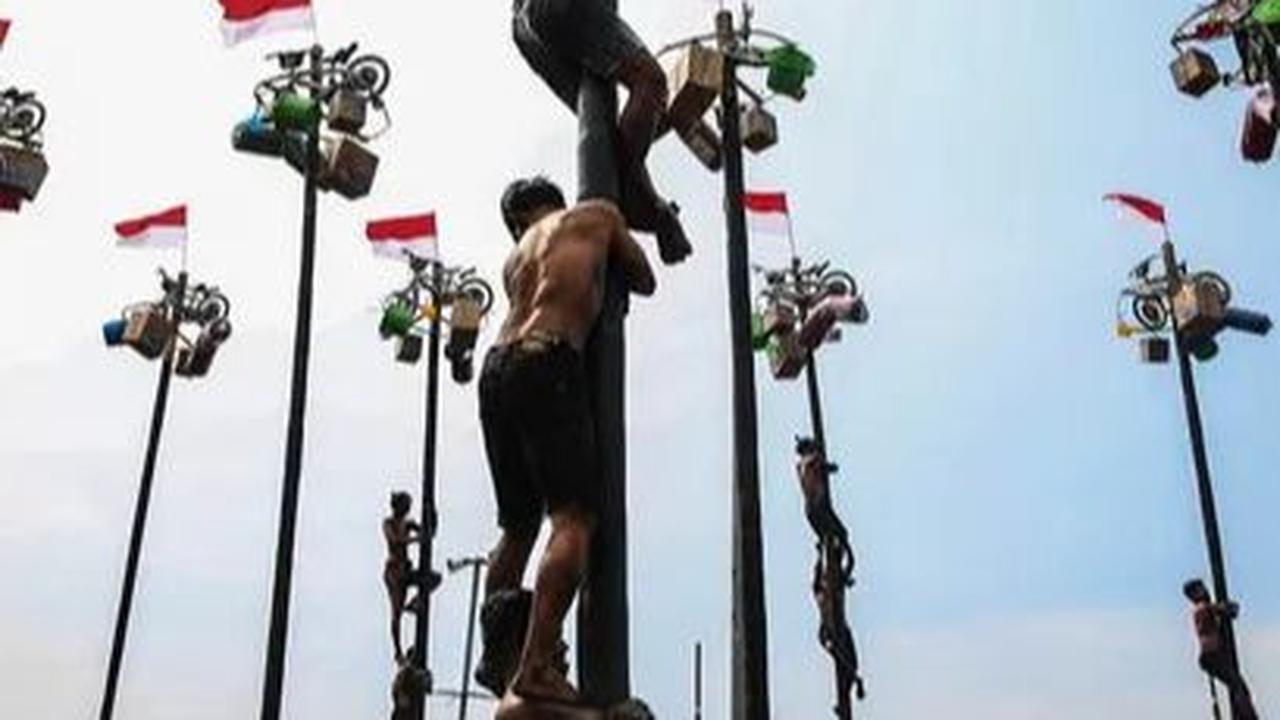 Peserta mengikuti lomba panjat pinang di Pantai Ancol, Jakarta, Sabtu (17/8/2024). Dalam rangka menyemarakkan HUT ke-79 Kemerdekaan RI, Ancol menghadirkan sebanyak 53 pohon pinang untuk diperlombakan.&nbsp;Foto: Liputan6.com/Angga Yuniar