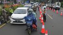 Suasana operasi razia penggunaan masker dan pemeriksaan surat hasil tes cepat antigen di Simpang Gadog, Bogor, Kamis (24/12/2020). Polisi bakal menutup jalur Puncak guna mengantisipasi lonjakan volume kendaraan dan penyebaran Covid-19 seiring peringatan malam tahun baru. (merdeka.com/Arie Basuki)