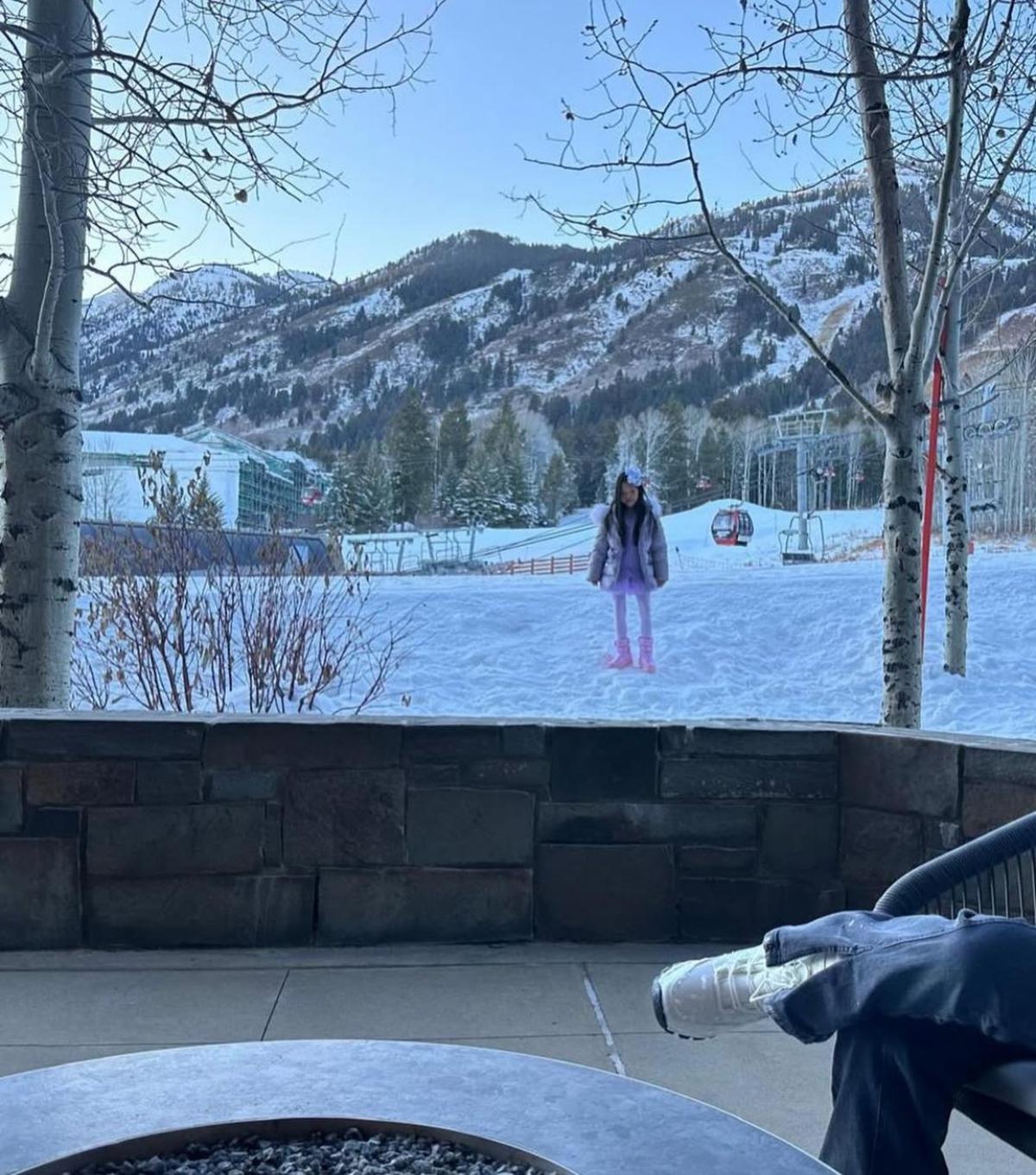7 Potret Farah Quinn dan Keluarga Nikmati Liburan Musim Dingin, Snowboard Hingga Momen Santai!