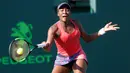Petenis putri AS, Venus Williams melakukan servis ke arah juara bertahan Johanna Konta pada babak 16 besar Miami Terbuka di Candon Park, Senin (26/3). Venus Williams sukses melaju ke perempat final setelah mengalahkan Johanna Konta. (AP Photo/Joe Skipper)