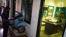 Petugas membersihkan sepeda motor di Museum Sumpah Pemuda, Jakarta, Rabu (27/10/2021). Museum Sumpah Pemuda memiliki koleksi foto dan benda-benda bersejarah dalam pergerakan nasional kepemudaan dan menjadi tonggak sejarah perjuangan kemerdekaan RI. (Liputan6.com/Faizal Fanani)