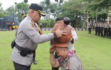 Bukan Sekadar Seremonial, Keakraban Kapolres Serang dengan Anak Buah di Momen Kenaikan Pangkat: Biar Bapak Insaf