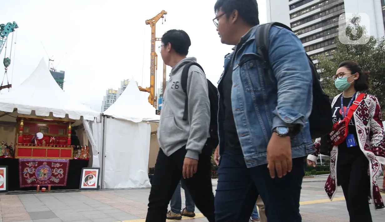 Masyarakat tengah melihat pagelaran wayang potehi di Taman Budaya Dukuh Atas, Jakarta, Jumat (7/2/2020). Pagelaran pertunjukan wayang Tionghoa ini merupakan rangkaian kebudayan imlek yang di gelar oleh Pemprov DKI Jakarta. (Liputan6.com/Angga Yuniar)