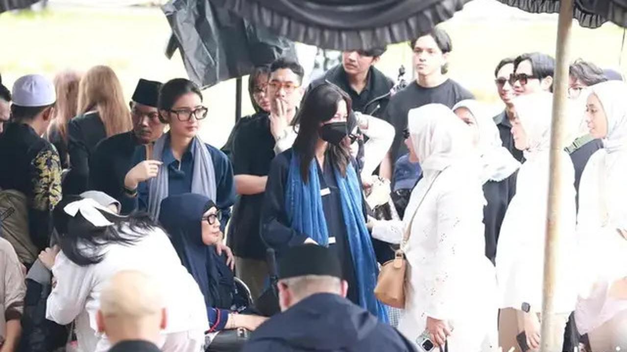 6 Potret Sheila Dara di Pemakaman Vidi Aldiano, Kenakan Pashmina Warna Biru