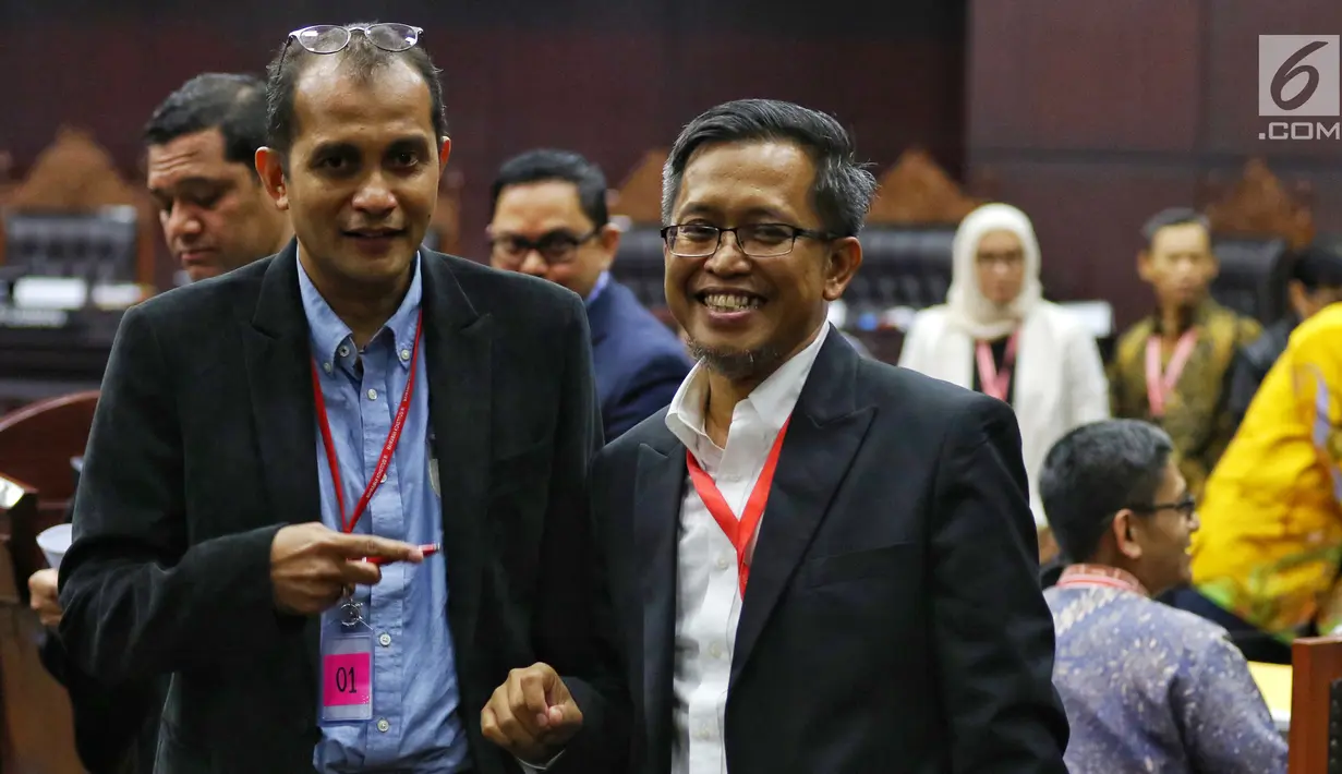 Ahli dari TKN Dokter Heru Widodo dan Prof Edward Omar Syarief Hiariej mengikuti sidang sengketa Pilpres 2019 di Gedung MK, Jakarta, Jumat (21/6/2019). Sidang beragendakan mendengar keterangan saksi dan ahli dari pihak terkait yakni paslon nomor urut 01 Jokowi-Ma'ruf Amin. (Liputan6.com/Johan Tallo)