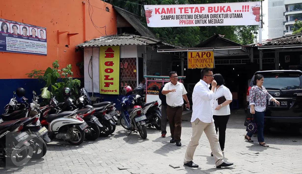 Salah satu kios yang masih berdiri di sentra kuliner tradisional Jalan Lapangan Tembak, Senayan, Jakarta Pusat, Selasa (28/2). Sejauh ini pedagang lapo tersebut belum mendapatkan lokasi baru sebagai penggantinya. (Liputan6.com/JohanTallo)