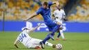Bek Dynamo Kyiv, Tomasz Kedziora, berebut bola dengan penyerang Gent, Laurent Depoitre, pada laga kedua play-off Liga Champions di Stadion Olimpiade Kiev, Rabu (30/9/2020) dini hari WIB. Dynamo Kyiv menang 3-0 atas Gent.