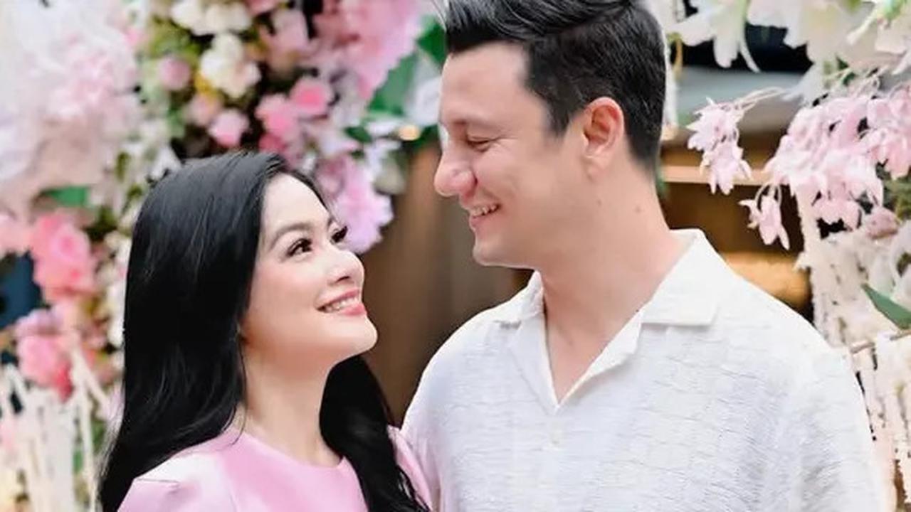 Titi Kamal Rayakan Ulang Tahun ke-43 di Rumah, Tampil Cantik Awet Muda Pakai Dress Pink Bak Barbie