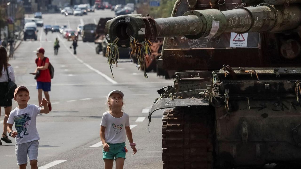 Rencananya pameran ini akan resmi dibuka di Kiev pada Hari Kemerdekaan 24 Agustus. 

Pemerintah kota Kiev pun mengatakan tidak ada rencana pengadaan pesta besar di jalan tersebut.