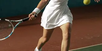 Outfit tenis estetis Enzy Storia dengan dress activewear tanpa lengan yang stylish [IG @enzystoria]