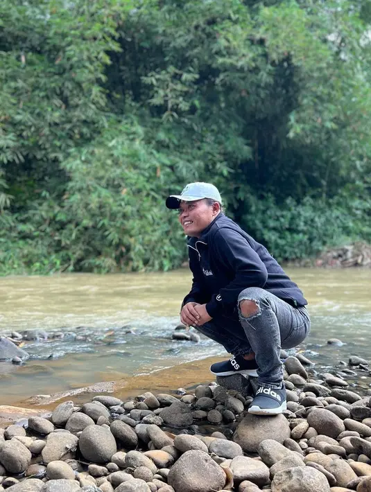 <p>Sebagai anak, Rizky Febian juga menunjukkan rasa sayangnya pada ayahnya tersebut. Hal itu terlihat di kolom komentar. "Love u ayah," tulis rizkyfbian. [Instagram/ferdinan_sule]</p>