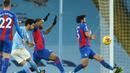 Gelandang Manchester City, Ilkay Gundogan (kedua dari kiri) mencetak gol kedua timnya ke gawang Crystal Palace dalam laga lanjutan Liga Inggris 2020/21 di Etihad Stadium, Minggu (17/1/2021). Manchester City menang 4-0 atas Crystal Palace. (AFP/Dave Thompson/Pool)