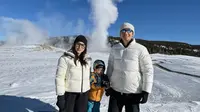 Outfit Winter Serasi, 5 Potret Nikita Willy dan Suami Ajak Baby Issa Liburan ke Taman Nasional Yellowstone