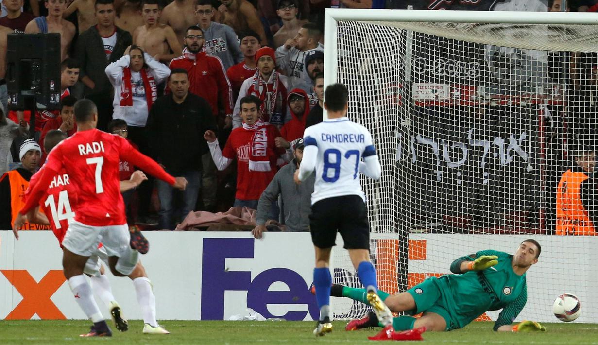 Pemain Hapoel Beer Sheva, Ben Sahar, mencetak gol penentu kemenangan atas Inter Milan di menit terakhir pada matchday kelima Grup K, di Turner Stadium, Beersheba, Jumat (25/11/2016) dini hari WIB. (Reuters/Ammar Awad)
