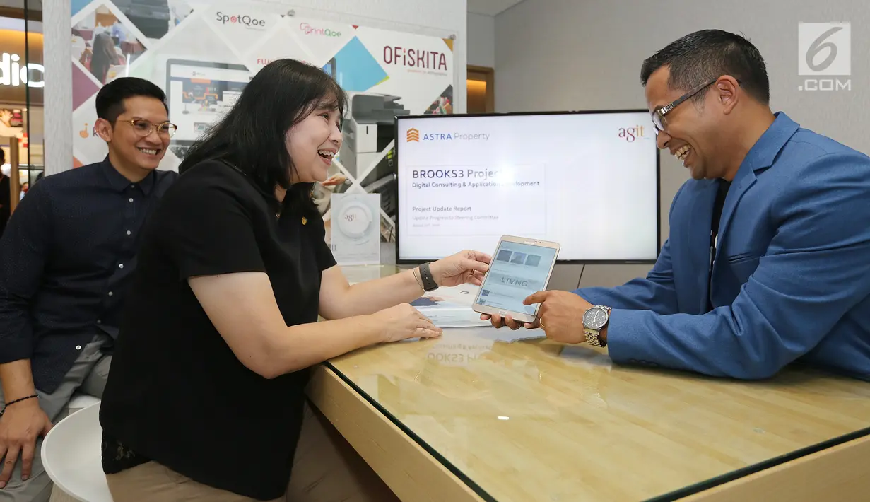 Direktur PT Astra Graphia Information Technology Widi Triwibowo (kanan) berbincang konsultasi digital dan koneksi jaringan IT dengan Wakil Presdir PT Menara Astra Nilawati Irjani di OFiSKITA Jakarta, Selasa (3/9/2019). OFiSKITA menghubungkan korporasi dan pelaku bisnis. (Liputan6.com/Fery Pradolo)