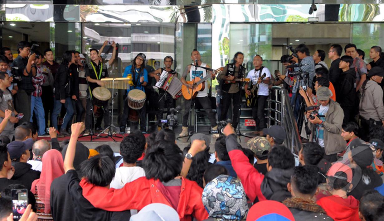Suasana konser aliran musik punk di kantor KPK berlangsung seru, Jakarta, Jum'at (20/2/2015). Konser yang mereka lakukan sebagai bentuk dukungan kepada KPK (Liputan6.com/Andrian M Tunay)
