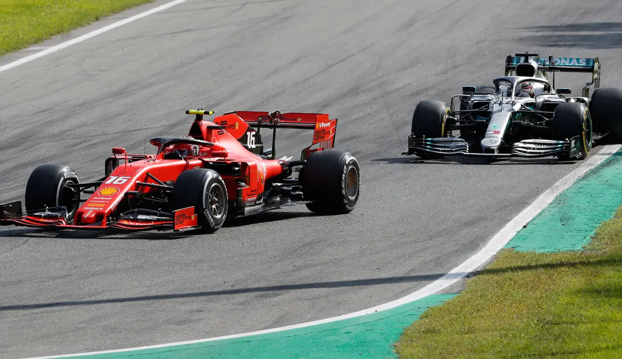 Pembalap Ferrari Charles Leclerc dikejar oleh pembalap Mercedes Lewis Hamilton dalam balapan F1 GP Italia 2019 di Sirkuit Monza, Minggu (8/9/2019). Leclerc menjuarai F1 GP Italia 2019 setelah pertarungan alot melawan Lewis Hamilton dan Valtteri Bottas. (AP Photo/Antonio Calanni)