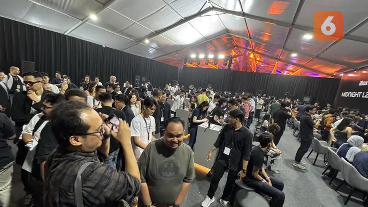 Fans Apple sudah terlihat sudah memadati tempat pengambilan iPhone 17 series. (Liputan6.com/ Yuslianson)