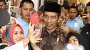 Presiden Joko Widodo atau Jokowi foto bersama pengunjung saat menghadiri pembukaan Muslim Fashion Festival (Muffest) Indonesia Tahun 2018 di JCC, Kamis (19/4). (Liputan6.com/Immanuel Antonius)
