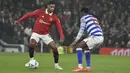 <p>Penyerang Manchester United, Marcus Rashford mengontrol bola dari kawalan pemain Reading, Baba Rahman selama pertandingan putaran keempat Piala FA di Old Trafford di Manchester, Inggris, Minggu (29/1/2023). Kemenangan atas Reading membuat MU berhak melangkah ke babak selanjutnya. (AP Photo/Rui Vieira)</p>