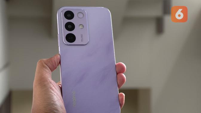 Potret belakang Realme C85 5G (Liputan6.com/Nariza Riskantia Haya).