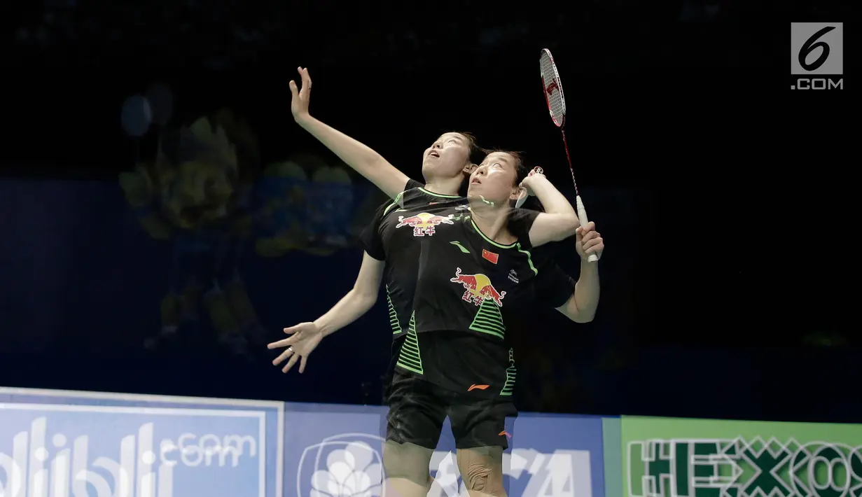 Ganda putri China, Jia Yifan memukul kok saat melawan Ganda putri Korea Chang Ye Na dan Lee So Hee dalam partai final kejuaraan BCA Indonesia Open 2017 di Jakarta, Minggu (18/6). (Liputan6.com/Faizal Fanani)