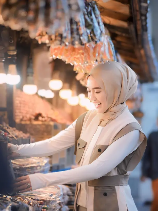 Potret Happy Asmara yang Makin Cantik dengan Hijab, Pesonanya Anggun dan Teduh